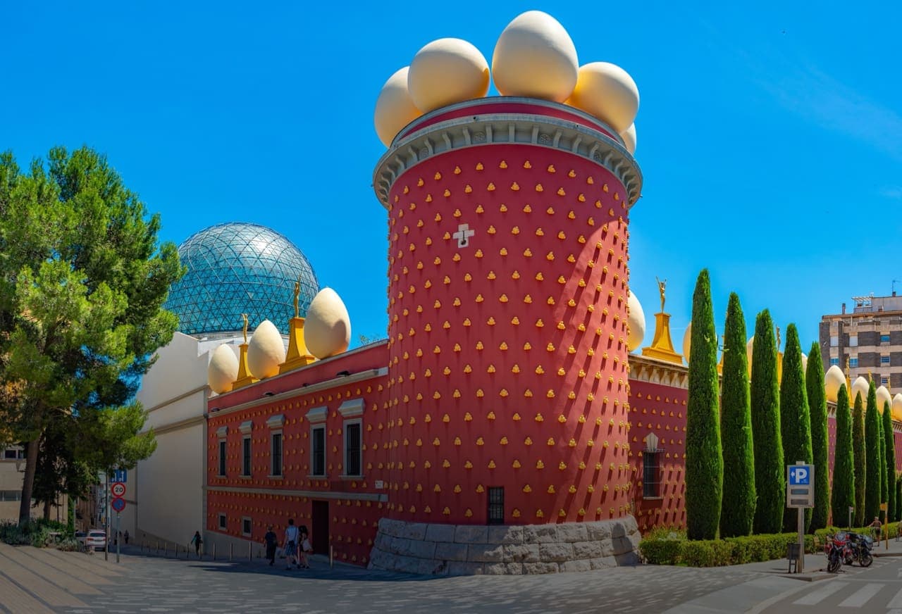 Fachada roja y torre con huevos del Teatre-Museu Dalí en Figueres