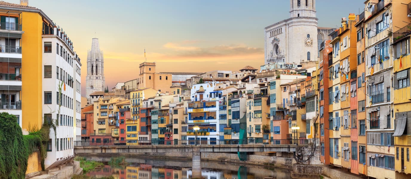 Casas de colores junto al río Onyar en Girona