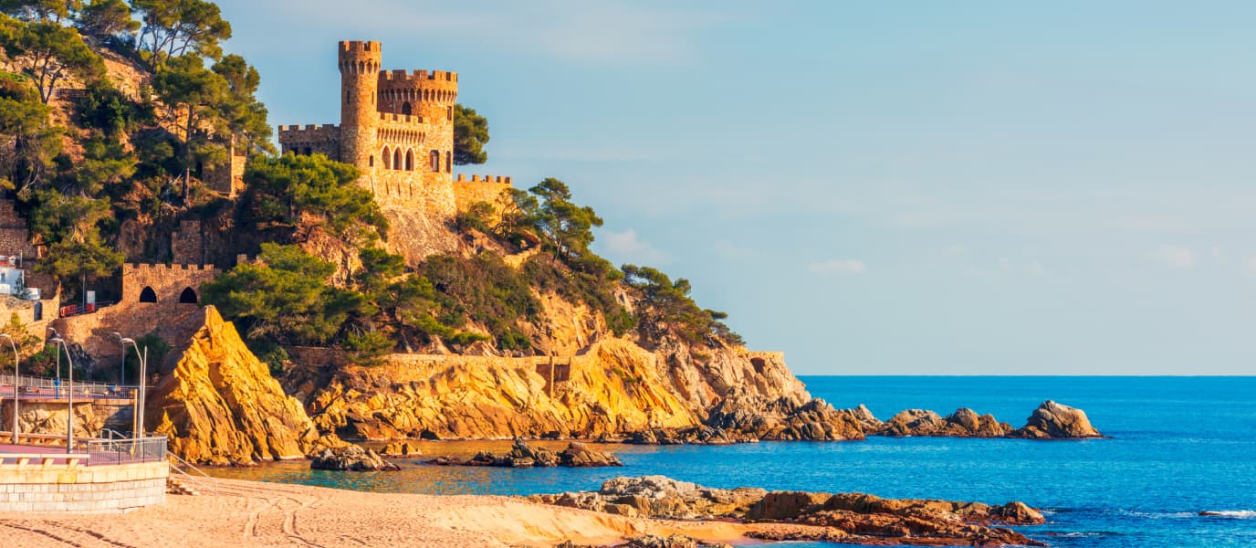 Castillo junto a la costa y la playa de Lloret de Mar