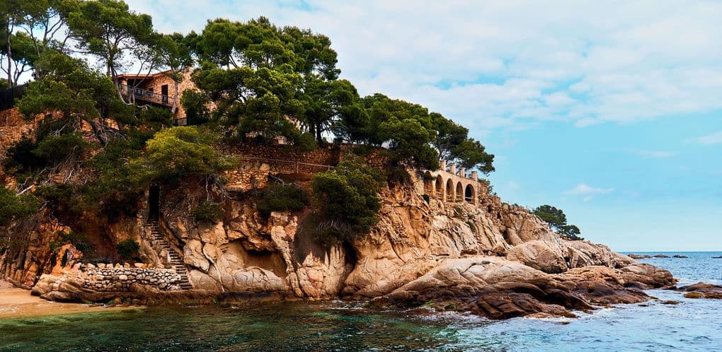 Pinos y rocas junto al mar en Platja d’Aro
