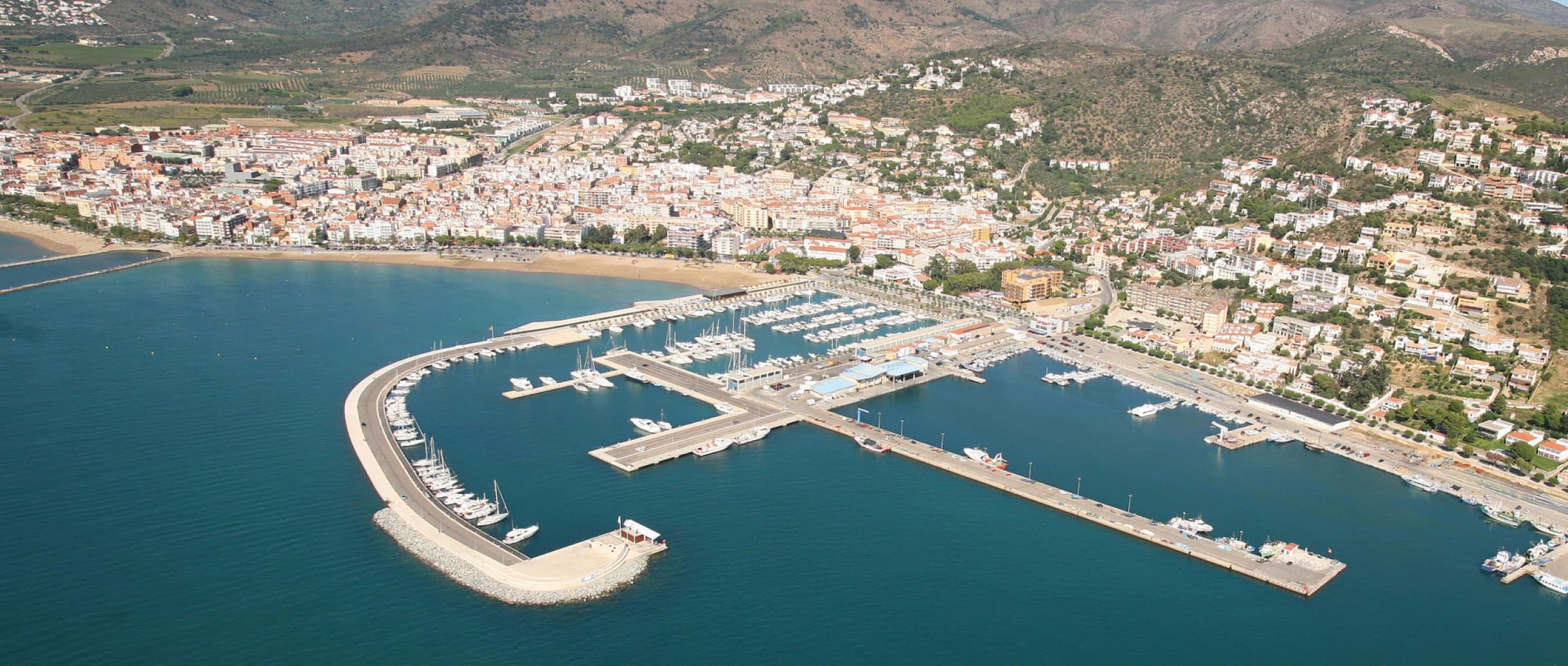 Vista aérea de Roses y su puerto en la bahía