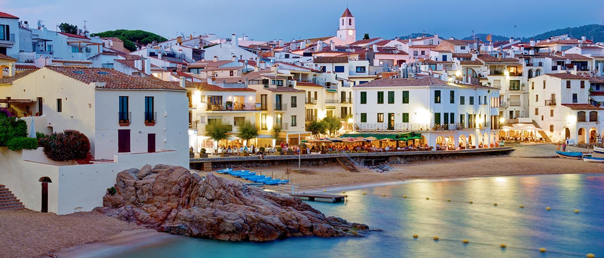 Casas y playa de Calella de Palafrugell, en el municipio de Palafrugell